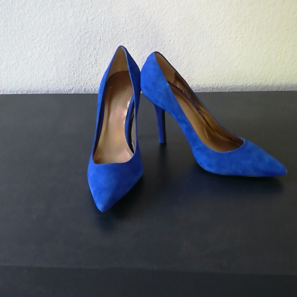 Pointed toe suede pumps